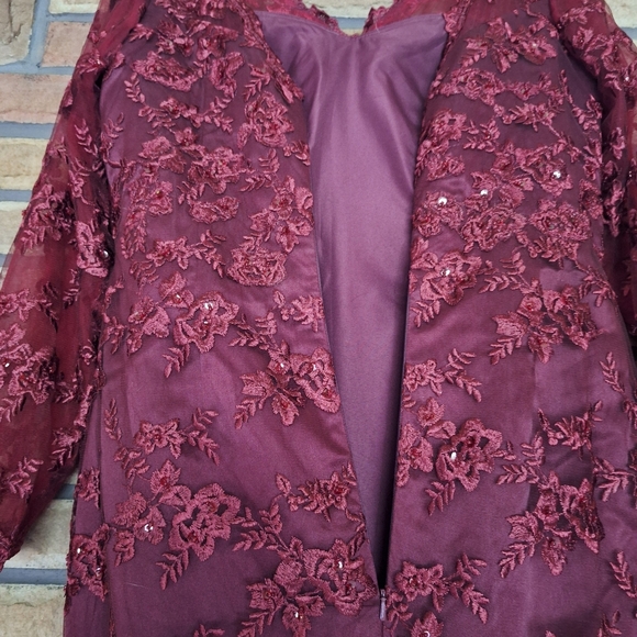 Sheath/Column V-neck Sweep Train Lace Mother of the Bride Dresses #F23M411 - Picture 8 of 13